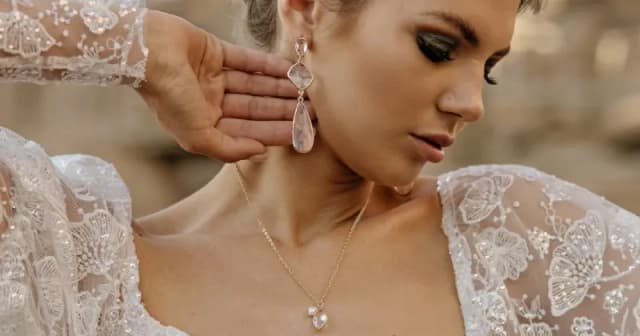 Jak dobrać idealną biżuterię do sukienki bez dekoltu – porady i inspiracje Jak dobrać idealną biżuterię do sukienki bez dekoltu – porady i inspiracje